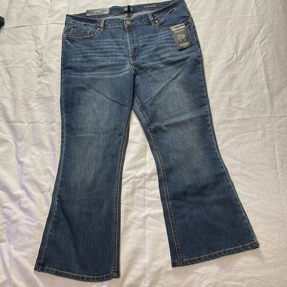 NWT Jones New York Women’s Lexington Crop Flare Jeans Size 16/33 - Picture 1 of 6